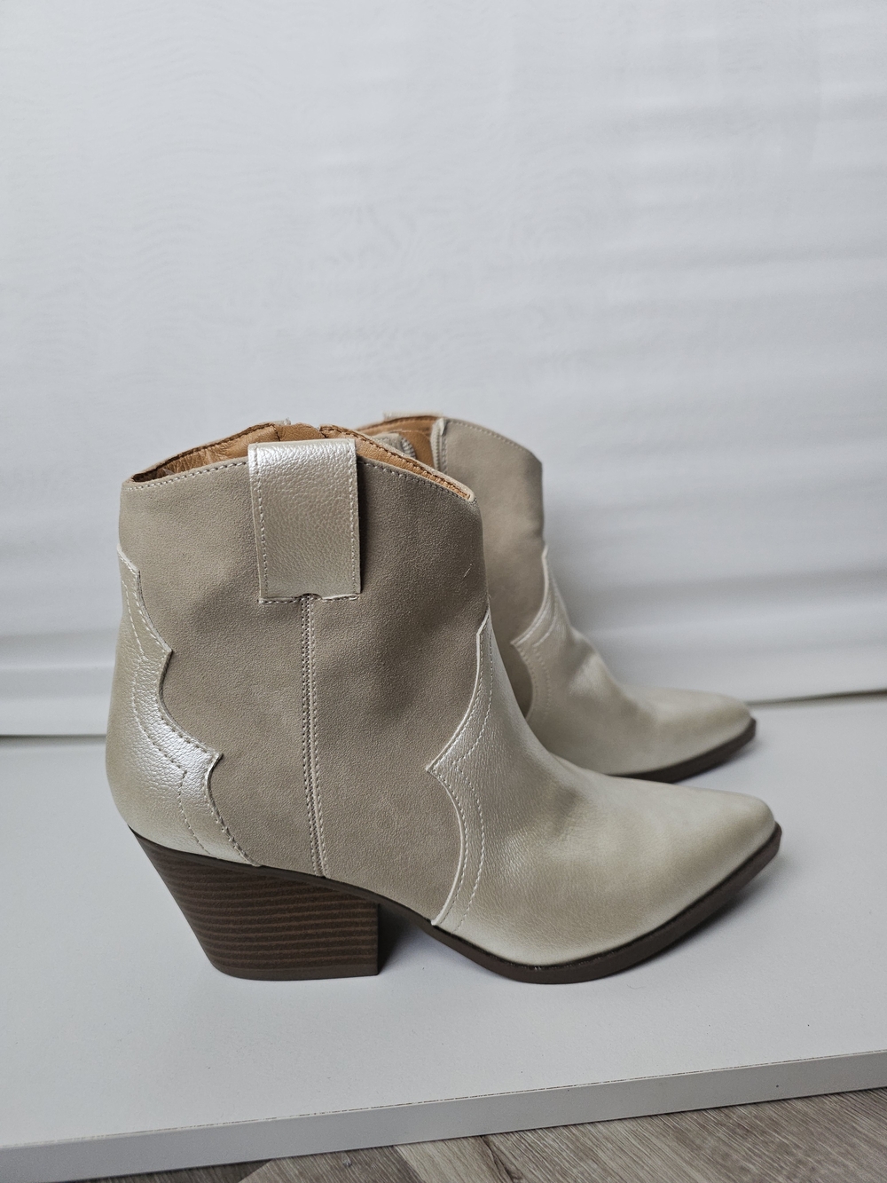 NWT Indigo Rd. Metallic Champagne Western Ankle Boots (Size 7.5M)